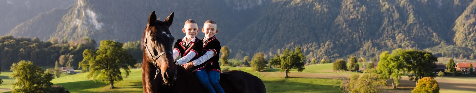 Pferdebedarf - Ein Pferd mit zwei Kindern