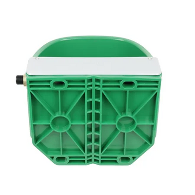 Grünes Kunststoffbauteil mit weisser Oberkante, seitlicher Schraubverbindung und sichtbaren Rippenstrukturen.