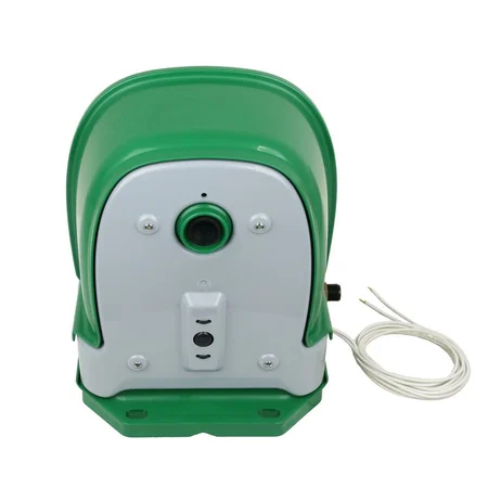 Grünes kompaktes elektrisches Gerät mit grauer Frontplatte, zentralem grünem Ring/Öffnung, zwei Schrauben und rechts liegendem Kabel.