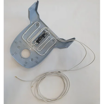 Blaue Kunststoff-Bauteil mit integrierten serpentinförmigen Metallheizdrähten und einem langen Anschlusskabel.