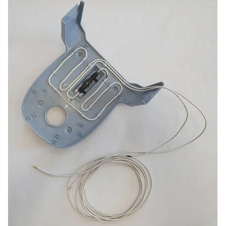 Blaue Kunststoff-Bauteil mit integrierten serpentinförmigen Metallheizdrähten und einem langen Anschlusskabel.