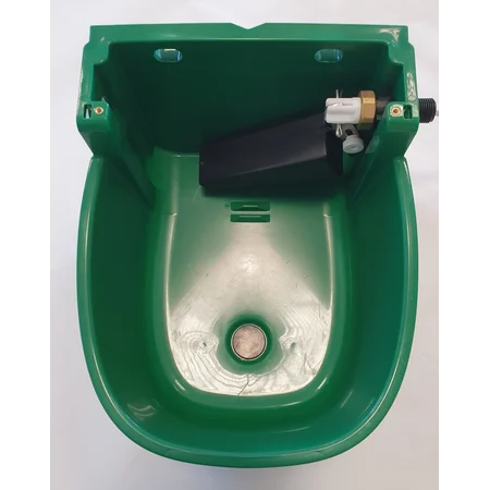 Grünes Kunststoffgehäuse eines Sanitär‑Spülventils (Urinal/Spülkasten) von oben; Innenraum mit schwarzem Dichtungsblock, weissem Anschlussbauteil und seitlich montiertem Metallgewinde; Bodenmitte mit Abflussöffnung und oberen Befestigungslöchern.