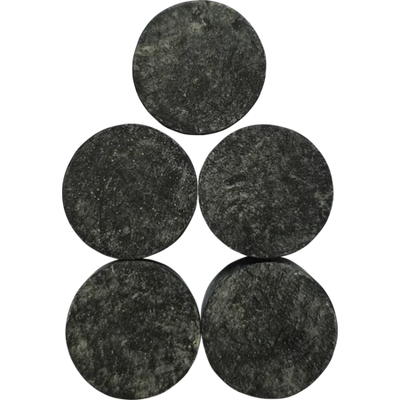 Fünf dunkle runde Scheiben in pyramidenförmiger Anordnung auf weissem Hintergrund.