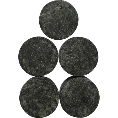 Fünf dunkle runde Scheiben in pyramidenförmiger Anordnung auf weissem Hintergrund.