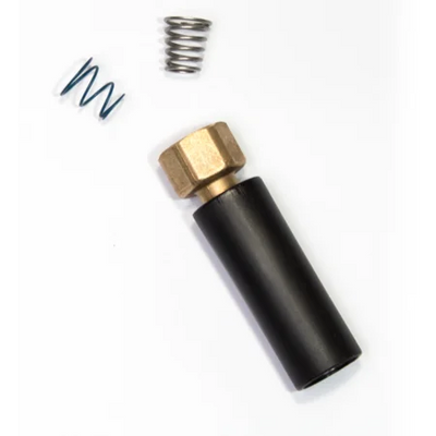 Schwarzer Kunststoffzylinder mit goldenem Messingkopf, daneben eine blaue Spiralfeder und eine silberne Feder auf weissem Hintergrund.