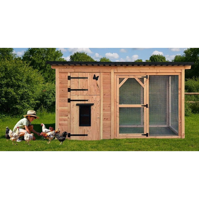 Holz-Hühnerstall im Garten mit freilaufenden Hühnern; ein Kind im Strohhut füttert sie auf grünem Gras, Hintergrund Bäume und Zaun.