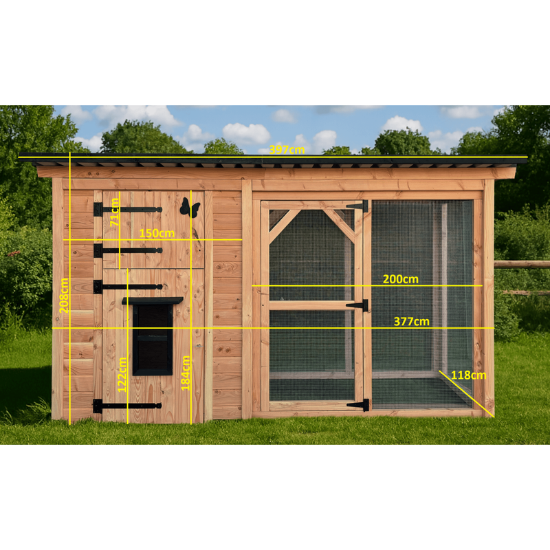 Holz-Hühnerstall im Garten mit Drahtgitterfront, linke Tür mit schwarzen Metallbeschlägen, rechte Mesh-Front; gelbe Messlinien markieren Abmessungen (Breite ca. 397 cm, Höhe ca. 208 cm).