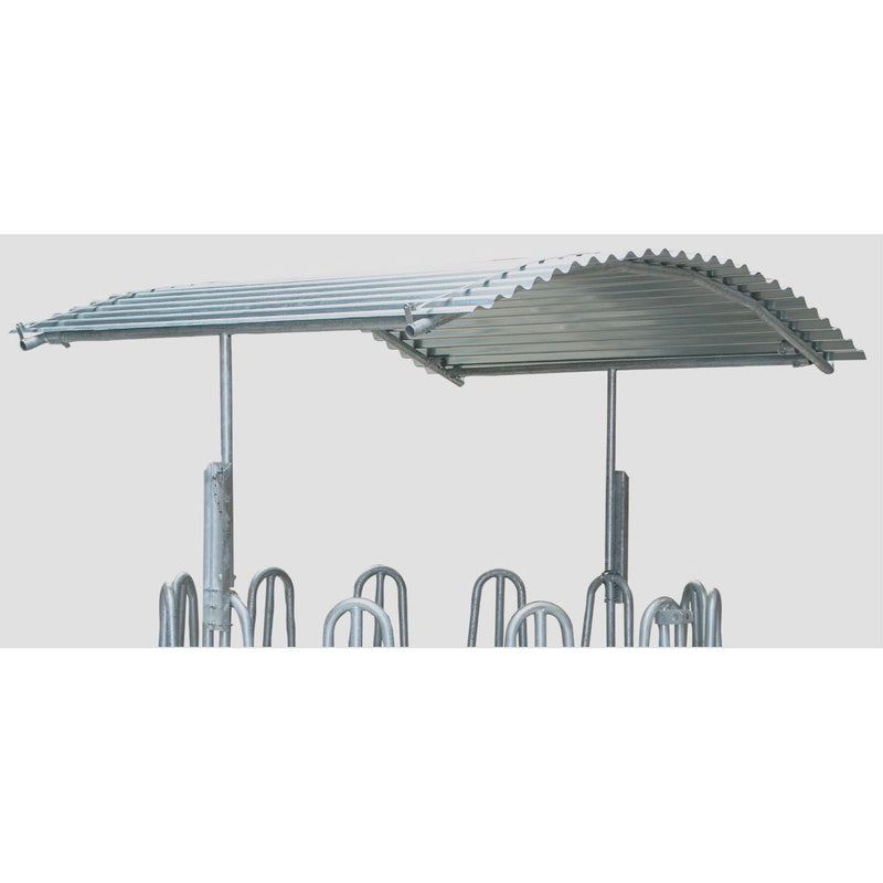 Verzinkte Fahrradständer aus Metall mit mehreren U-förmigen Halterungen und einem gewölbten Wellblechdach.