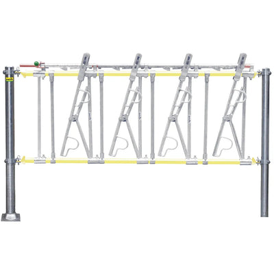 Faltbares Metall-Sicherheitsgeländer für Baugerüst mit gelber Ober- und Unterleiste und X-förmigen Stützarmen zwischen zwei Pfosten.