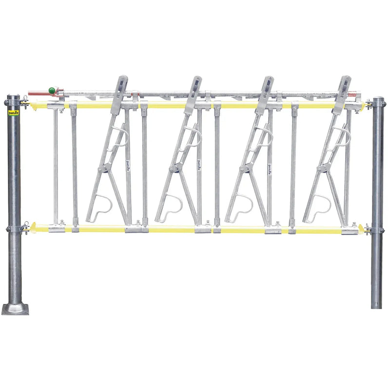 Faltbares Metall-Sicherheitsgeländer für Baugerüst mit gelber Ober- und Unterleiste und X-förmigen Stützarmen zwischen zwei Pfosten.