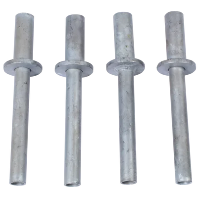 Vier silberne Metallnieten mit flachem Kopf, isoliert auf transparentem Hintergrund.