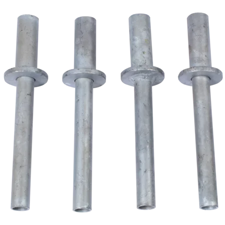 Vier silberne Metallnieten mit flachem Kopf, isoliert auf transparentem Hintergrund.