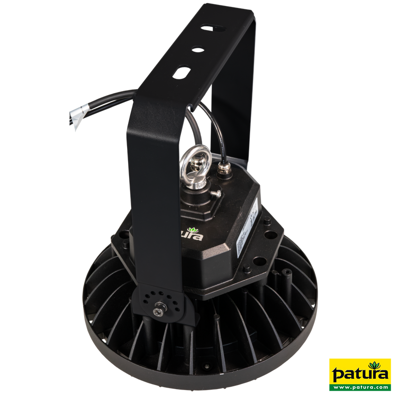 Patura LED-Hallenstrahler mit rundem Kühlkörper, schwarzer Montagesäule und Aufhängebügel; Netzkabel sichtbar.