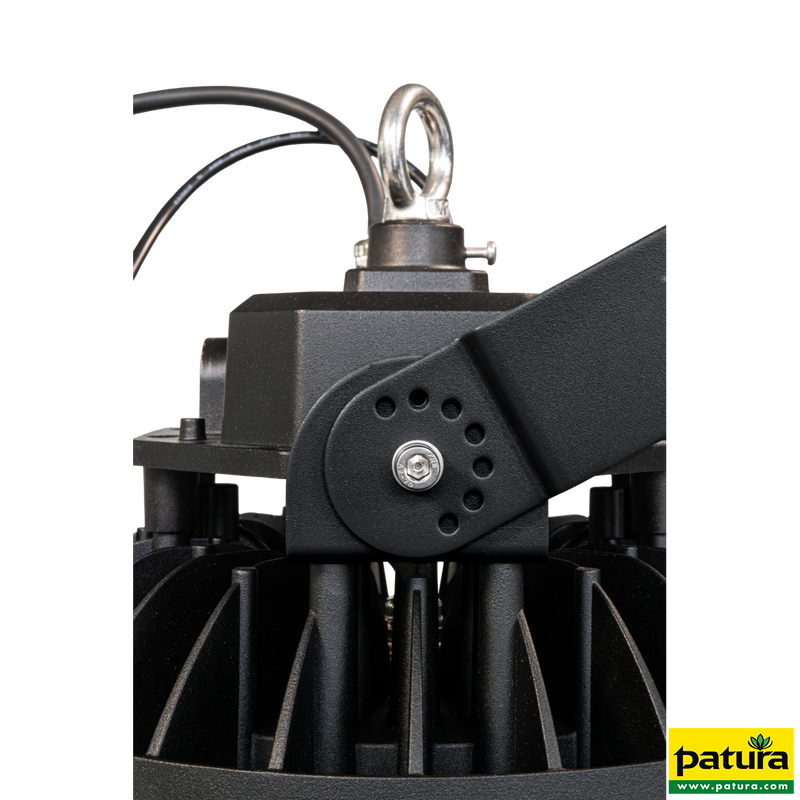 Industrielles Montagesystem mit Aufhängeöse, schwarzen Kabeln und runder Lochplatte; finnenartige Basisstruktur; Patura-Logo unten rechts.