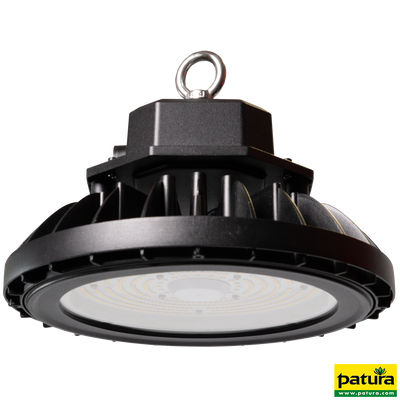 Industrie-LED-High-Bay-Leuchte mit schwarzem Gehäuse, Kühlrippen und Aufhängering; Patura-Logo unten rechts.