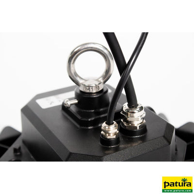 Nahaufnahme eines schwarzen Gehäuses mit Metallöse und zwei Kabelanschlüssen; Patura-Logo unten rechts.