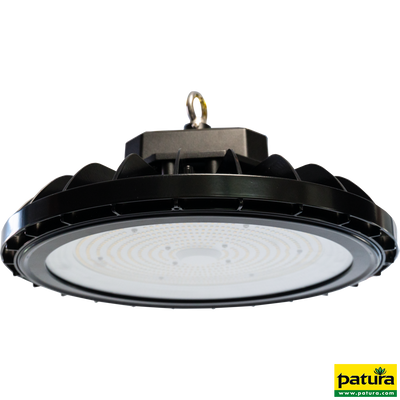 Runder LED-Hallenstrahler mit schwarzer Kühlung und Aufhängering, Perspektive von unten; Patura-Logo unten rechts.