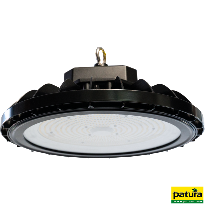 Runder LED-Hallenstrahler mit schwarzer Kühlung und Aufhängering, Perspektive von unten; Patura-Logo unten rechts.