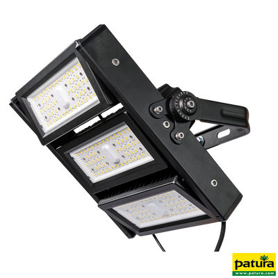 Dreifaches LED-Flutlicht in schwarzem Gehäuse mit verstellbarer Montagehalterung und drei LED-Panels, ideal für Aussenbeleuchtung; Patura-Logo unten rechts