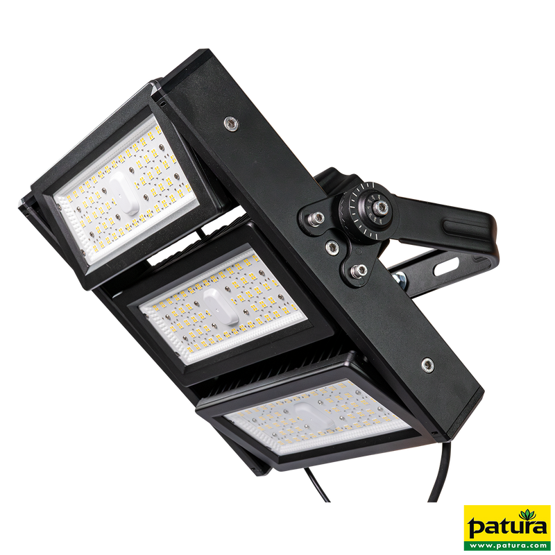 Dreifaches LED-Flutlicht in schwarzem Gehäuse mit verstellbarer Montagehalterung und drei LED-Panels, ideal für Aussenbeleuchtung; Patura-Logo unten rechts