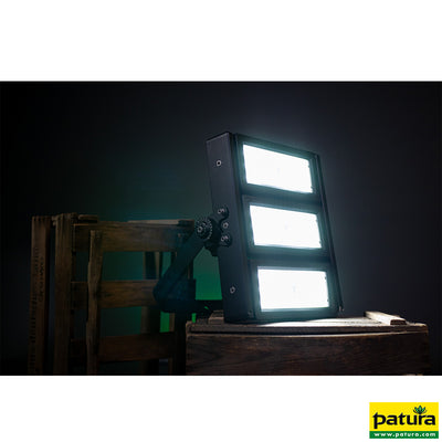 LED-Flutlichtpanel mit drei beleuchteten Segmenten, montiert an einer verstellbaren Halterung auf einer Holzpalette, dunkler Hintergrund; Patura-Logo unten rechts.