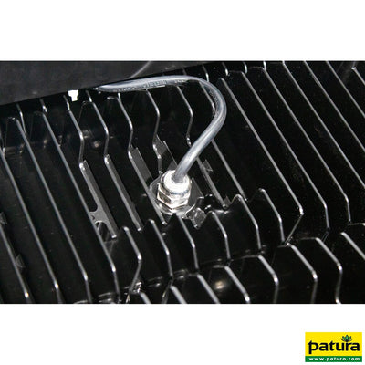 Nahaufnahme eines Temperatursensors (Temperaturfühler) mit Metallmutter, der durch eine schwarze Rippenkonstruktion geführt wird; Patura-Logo in der unteren rechten Ecke.