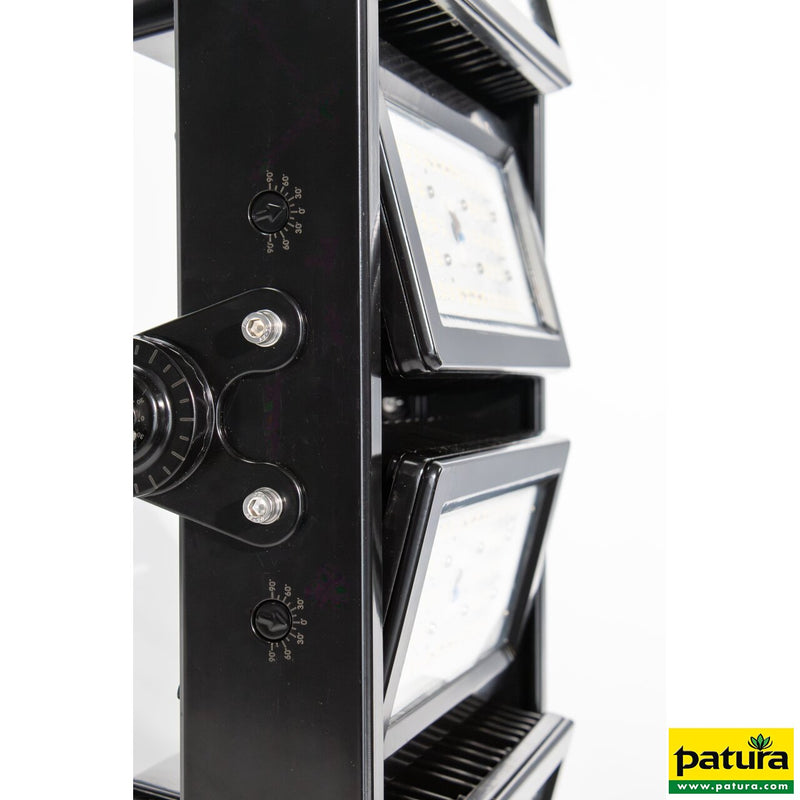 Schwarzes vertikal stehendes Messgerät mit zwei Anzeigeinstrumenten und Einstellknöpfen; Patura-Logo in der unteren rechten Ecke.