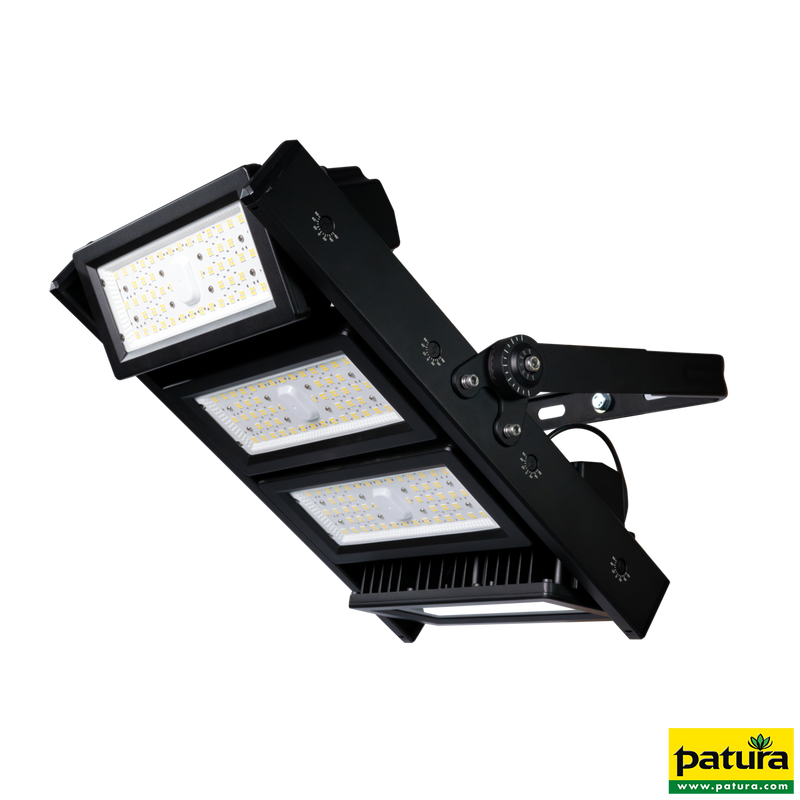 Schwarzer LED-Flutlichtstrahler mit drei LED-Panels, verstellbarem Montagearm und Patura-Logo unten rechts.