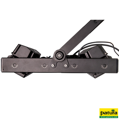 Schwarze Bühnenleuchte mit verstellbarem Arm und zentralem Drehknopf; Frontpanel mit Kontrollknöpfen und Kabelanschlüssen, Patura-Logo unten rechts.