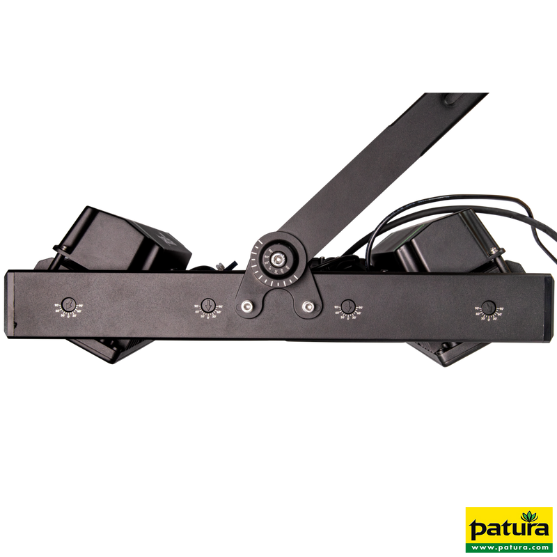 Schwarze Bühnenleuchte mit verstellbarem Arm und zentralem Drehknopf; Frontpanel mit Kontrollknöpfen und Kabelanschlüssen, Patura-Logo unten rechts.