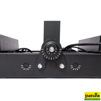 Nahaufnahme einer schwarzen Metall-Montagehalterung mit einem zentralen runden Winkeleinstellrad und Gradskala, zwei silberne Bolzen unten; Kabel im Hintergrund und das gelb-grüne Patura-Logo unten rechts.