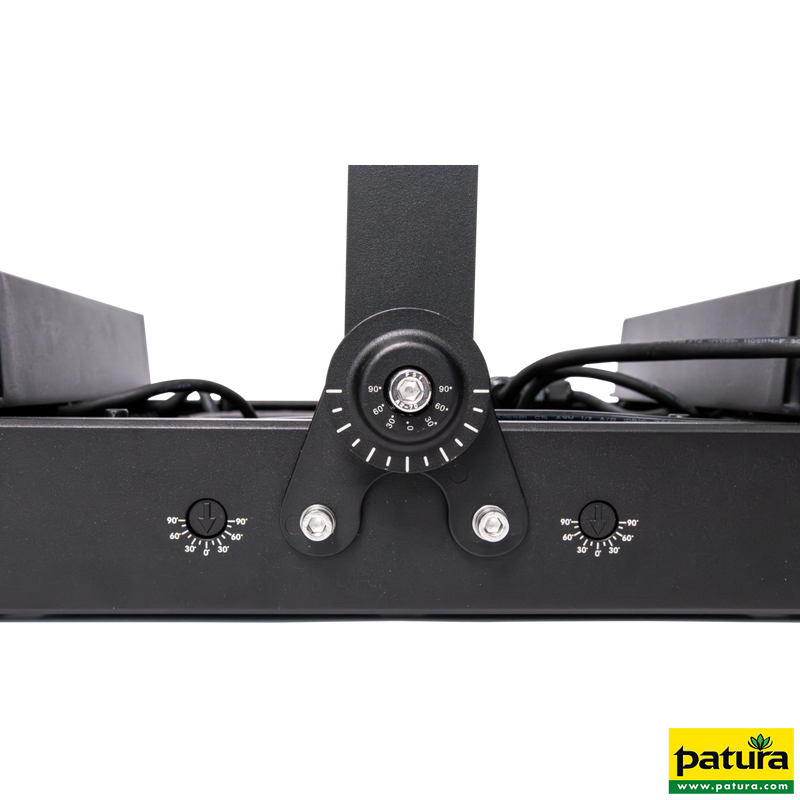 Nahaufnahme einer schwarzen Metall-Montagehalterung mit einem zentralen runden Winkeleinstellrad und Gradskala, zwei silberne Bolzen unten; Kabel im Hintergrund und das gelb-grüne Patura-Logo unten rechts.