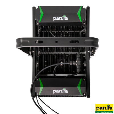 Rückseite eines Patura LED-Lichtmoduls mit Kühlrippen, zwei schwarzen Kühlblöcken mit grünen Akzenten und sichtbaren Kabelverbindungen; Patura-Logo auf dem Gehäuse.