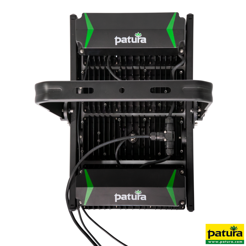 Rückseite eines Patura LED-Lichtmoduls mit Kühlrippen, zwei schwarzen Kühlblöcken mit grünen Akzenten und sichtbaren Kabelverbindungen; Patura-Logo auf dem Gehäuse.