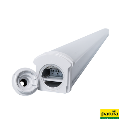 Weisses, langgestrecktes Gehäuse mit abgenommenem Deckel; Innenraum mit Anschlussklemmen sichtbar; Patura-Logo im unteren rechten Bereich