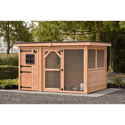 Holz-Hühnerstall aus Naturholz mit Drahtgitter-Wänden und Tür mit kleinem Fenster, steht auf Kiesweg im Garten.