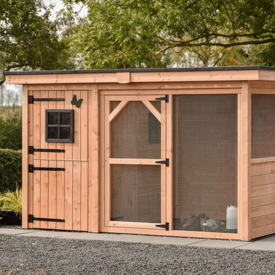 WachtelStall Lucky in der Seitenansicht - Geschlossene Türen und Fenster