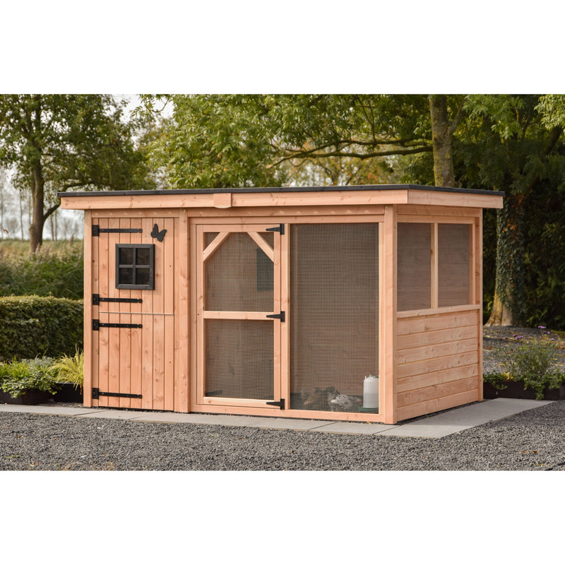 Holz-Hühnerstall aus Naturholz mit Drahtgitter-Wänden und Tür mit kleinem Fenster, steht auf Kiesweg im Garten.