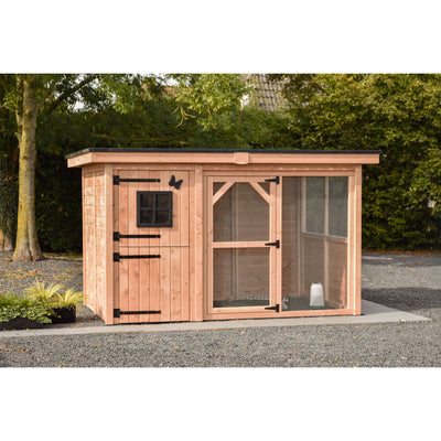 Holz-Hühnerstall mit Drahtgehege und kleiner schwarzer Fensterfront, robuste schwarze Türbeschläge; Wasserspender im Gehege, steht auf Kiesfläche im Garten und ist von Bäumen umgeben.