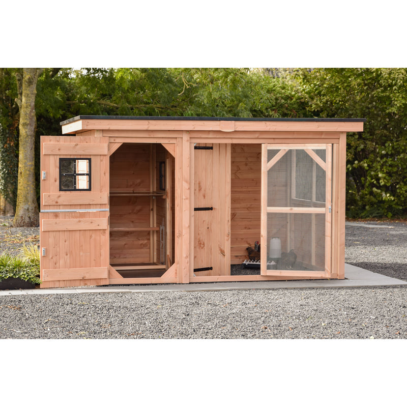 Holz-Hühnerstall mit zwei Abschnitten: linke Tür mit kleinem Fenster, rechte Seite mit Drahtgittertür; steht auf Kies vor grünem Garten.