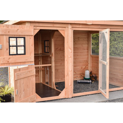 Holz-Hühnerstall mit offener Tür, Innenraum mit Sitzstangen und Fenster; Hühner im Gehege mit Futter- und Wasserstation.