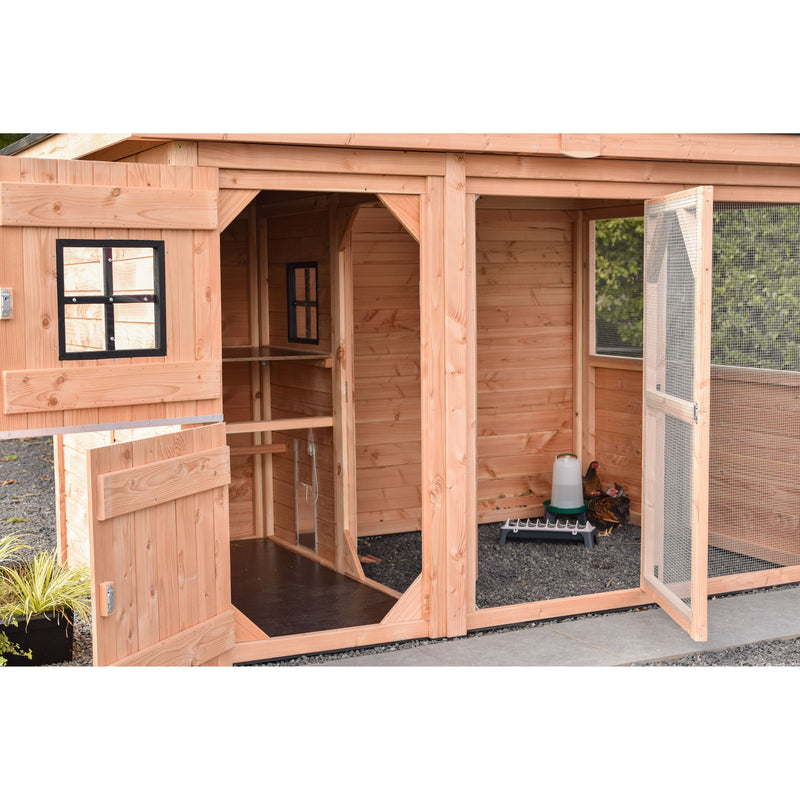 Holz-Hühnerstall mit offener Tür, Innenraum mit Sitzstangen und Fenster; Hühner im Gehege mit Futter- und Wasserstation.