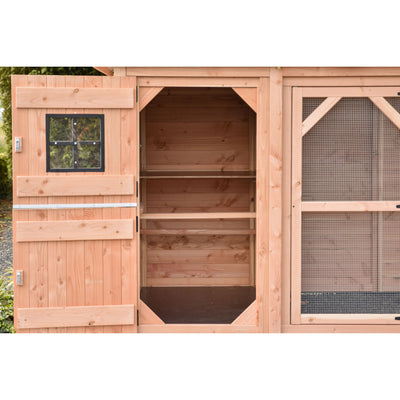 Offener Hühnerstall aus Naturholz mit Innenregalen; links ein kleines Fenster mit schwarzem Metallrahmen, rechts eine Drahtgitterseite.