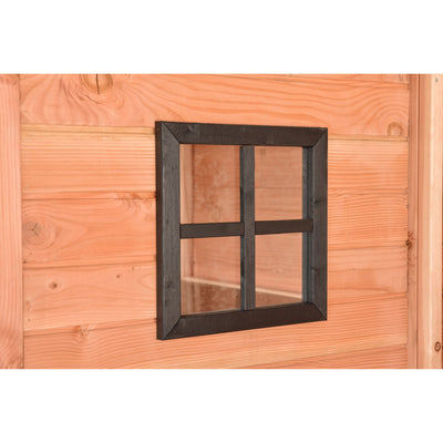 Schwarzes quadratisches Metallfenstergitter mit zwei vertikalen Stäben und einer horizontalen Querstange, montiert an einer honigfarbenen Holzfassade mit sichtbarer Maserung.