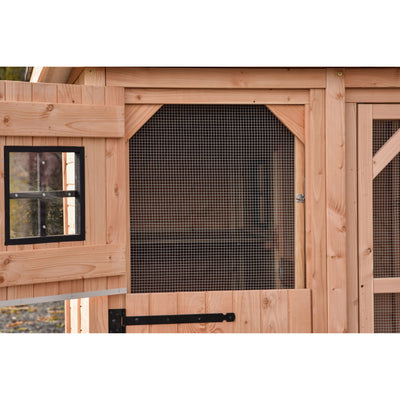 Hühnerstall aus naturbelassenem Holz mit Drahtgitterfenstern; zentrales grosses Gitterfenster, links ein kleines schwarzes Fenster mit Rahmen; Holztüren, Metallriegel und sichtbare Holzverkleidung.