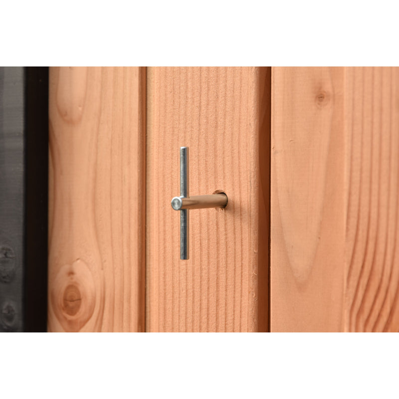 Nahaufnahme einer Holztür mit einfachem metallischen Türgriff; sichtbare Holzmaserung und Holzstruktur.