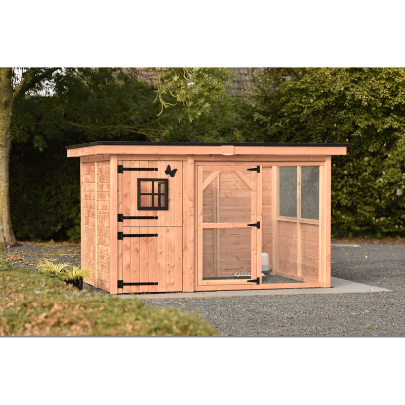 Holz-Hühnerstall mit Drahtgehege (Auslauf), Tür- und Fensterrahmen aus schwarzem Metall, sitzt auf Kiesboden vor Bäumen.