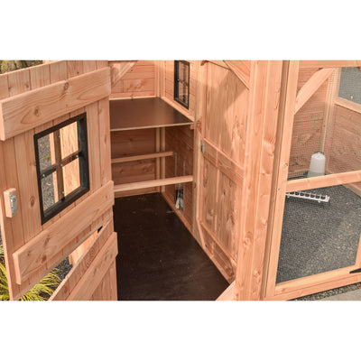 Holz-Hühnerstall mit offener Tür, Innenraum mit Regalboden und mehreren Etagen; Seitenfenster mit schwarzem Rahmen; rechter Bereich mit Drahtgeflecht und Tränke.