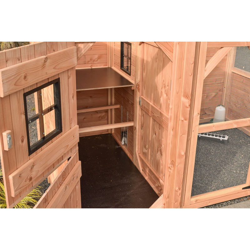 Holz-Hühnerstall mit offener Tür, Innenraum mit Regalboden und mehreren Etagen; Seitenfenster mit schwarzem Rahmen; rechter Bereich mit Drahtgeflecht und Tränke.