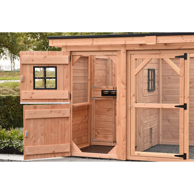 Holz-Hühnerstall mit kleinem Fenster, offener Eingangstür und Drahtgitter-Anbau; naturbelassenes Holz, Gartenumgebung.